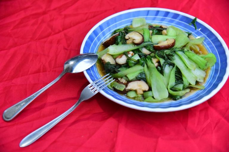 Stir-fried bok choy with garlic